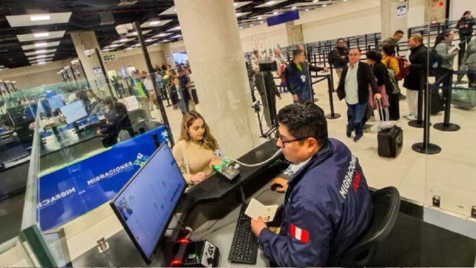 Pasajeros realizan control migratorio en aeropuerto internacional de México durante revisión de pasaportes.