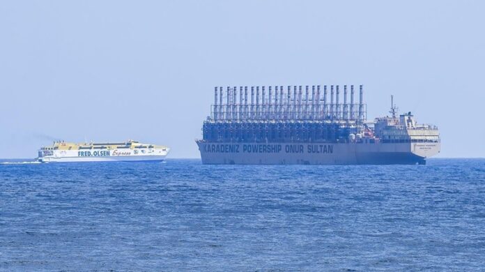 Barco generador de electricidad (power barge)