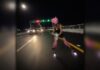 Patinadores desafían prohibiciones en puente Nichupté de Cancún pese a riesgos viales Patinadores realizando maniobras en el Puente Vehicular Nichupté de Cancún pese a las restricciones de uso