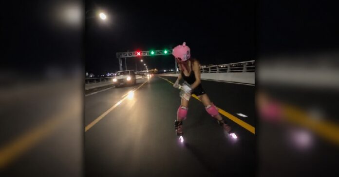 Patinadores realizando maniobras en el Puente Vehicular Nichupté de Cancún pese a las restricciones de uso