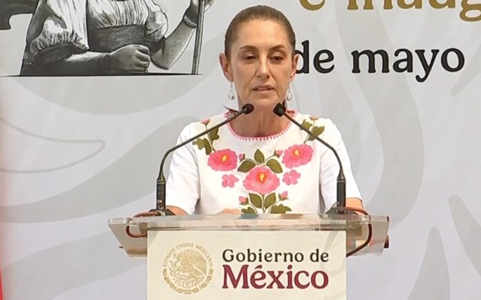 Sheinbaum en la comunidad yaqui de Bahía de Lobos, Sonora, durante el evento de restitución de tierras.