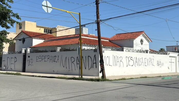 Casa del senador Javier Corral en Ciudad Juárez aparece vandalizada con pintas y arreglo funerario el 10 de mayo de 2026.