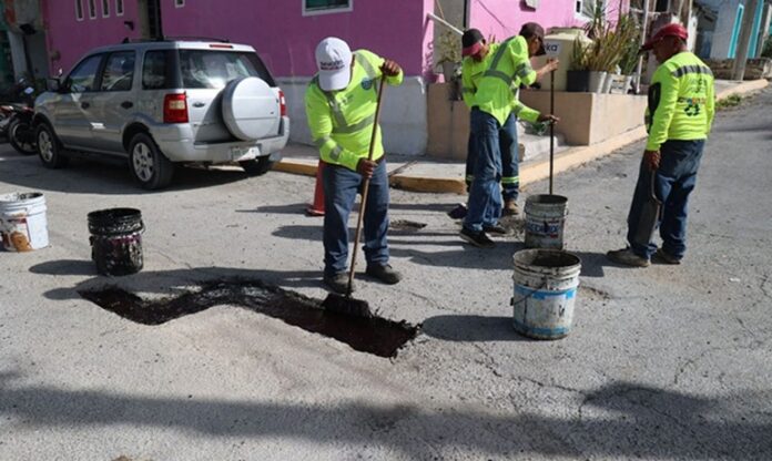 Brigadas de bacheo trabajando en calles de Isla Mujeres 2026
