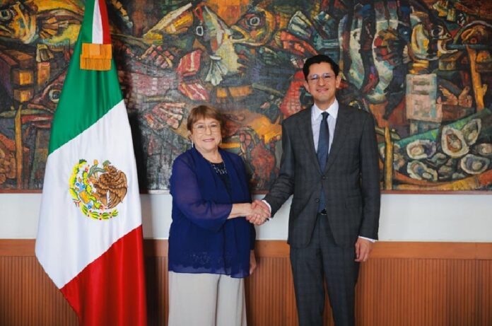 Michelle Bachelet, ex presidenta de Chile, estrecha la mano con un funcionario mexicano durante un encuentro bilateral en la Secretaría de Relaciones Exteriores