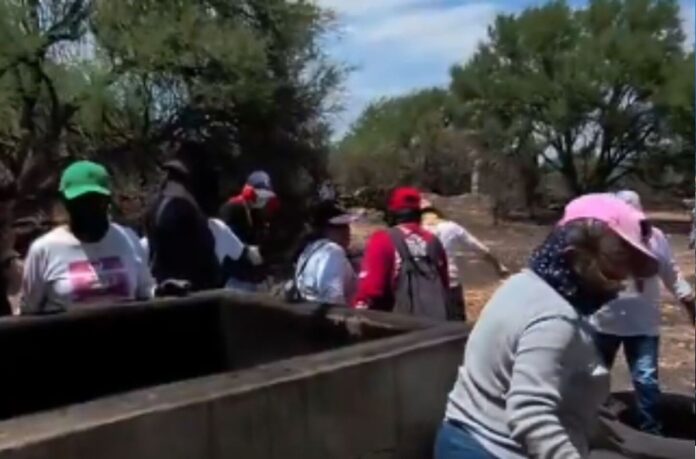 Ceci Flores, líder de Madres Buscadoras de Sonora, en el lugar del hallazgo de un presunto crematorio clandestino con más de 16 fosas en Lagos de Moreno, Jalisco.