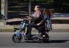 CDMX obliga a emplacar bicis eléctricas y scooters: todo lo que debes saber antes de julio 2026 Scooter y bicicleta eléctrica con placas y licencia obligatorias según la nueva regulación de Semovi en CDMX.