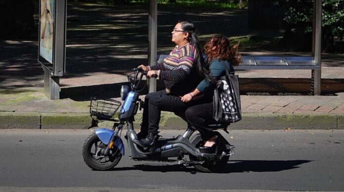 Scooter y bicicleta eléctrica con placas y licencia obligatorias según la nueva regulación de Semovi en CDMX.