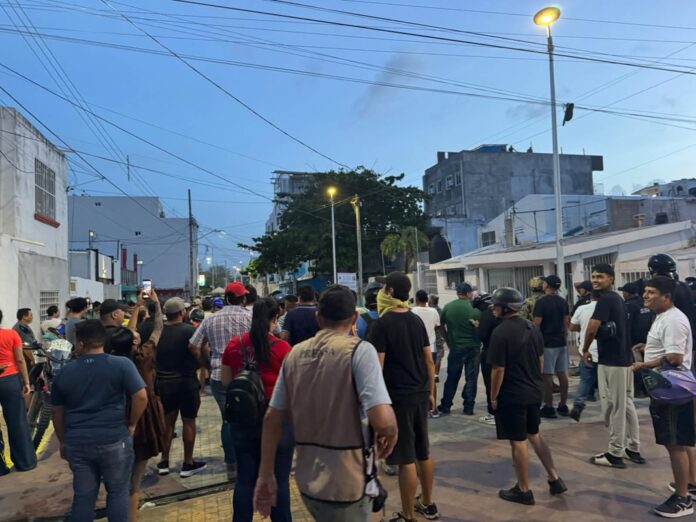 Protestas y daños por apedreo en vivienda de pareja cubana en Supermanzana 23 de Cancún tras agresión viral.
