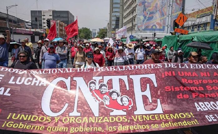 Integrantes de la CNTE durante protesta en Ciudad de México previo al Mundial 2026
