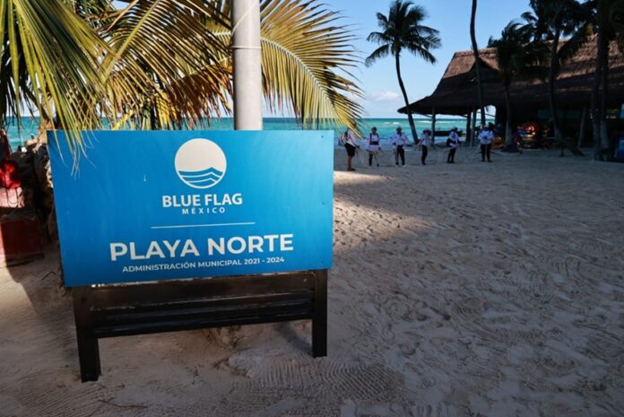 Playa Norte de Isla Mujeres con cartelera de certificación Blue Flag