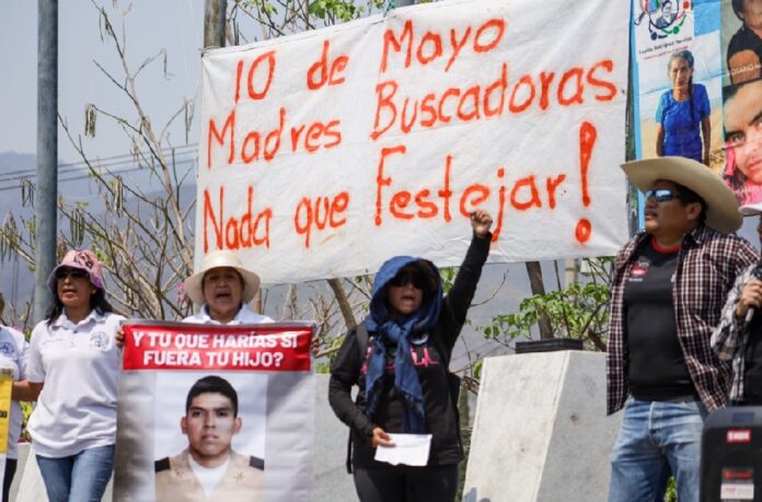 Madres buscadoras durante la marcha del Día de las Madres en Ciudad de México