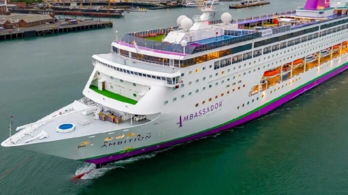 Crucero Ambition atracado en el puerto de Burdeos, Francia, con más de 1.700 personas confinadas por brote gastrointestinal.