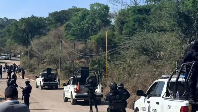 Operativo de seguridad con elementos de la Policía Estatal y Guardia Nacional durante el acompañamiento del retorno de 118 desplazados a la comunidad de Xicotlán, Chilapa de Álvarez, Guerrero.