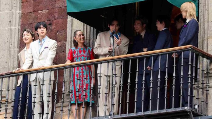 BTS junto a Claudia Sheinbaum en balcón con marea morada de ARMY en CDMX