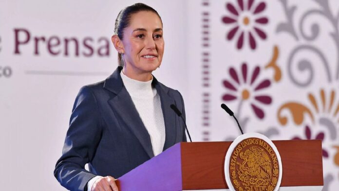 Presidenta Claudia Sheinbaum durante conferencia donde descartó riesgos para México por las declaraciones de exfuncionarios de Sinaloa que se entregaron a autoridades de Estados Unidos.