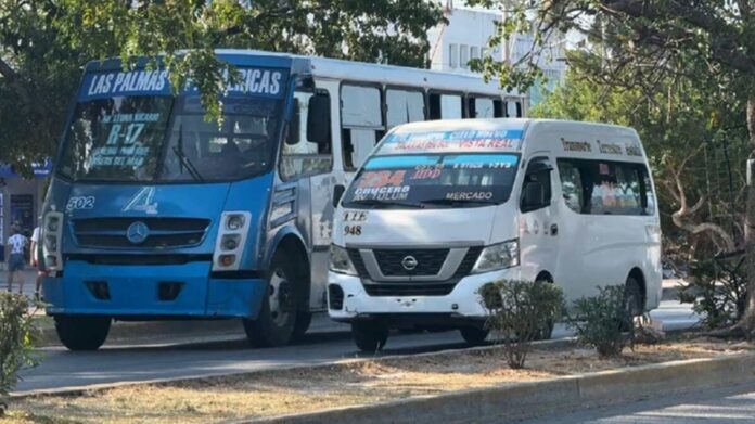 Autobús azul de la ruta R-17 “Las Palmas” y van blanca de transporte público circulando en una calle de Playa del Carmen, Quintana Roo.