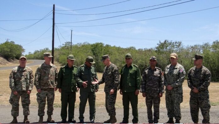 Altos mandos militares de Cuba y Estados Unidos durante reunión en la base naval de Guantánamo.