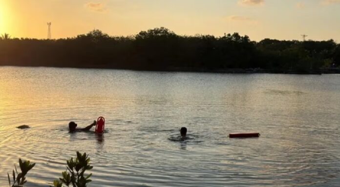 Operativo de búsqueda de adolescente desaparecido en la laguna ABC de Cancún, con buzos y cuerpos de emergencia en el lugar