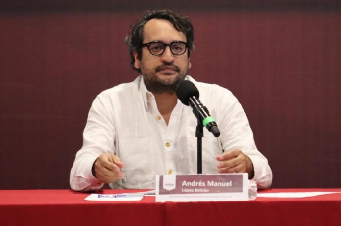 Andrés Manuel López Beltrán durante un evento de Morena.