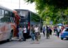 Estado tomará control del transporte público de Cancún durante los próximos 15 años Pasajeros abordan autobuses de transporte público en una parada de Cancún, Quintana Roo, mientras el estado asume el servicio por 15 años.