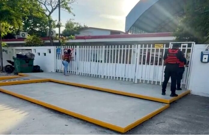 Autoridades y ambulancias frente a la Secundaria Técnica Vicente Guerrero en Playa del Carmen