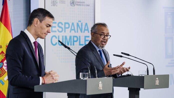 Tedros Adhanom Ghebreyesus, director de la OMS, junto a Pedro Sánchez en rueda de prensa sobre el brote de hantavirus en el crucero MV Hondius en mayo 2026