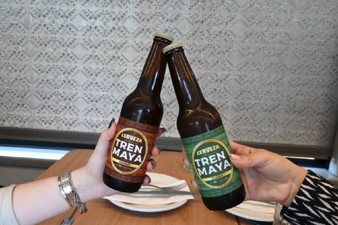 Tren Maya lanza su cerveza artesanal en colaboración con Cerveza Ceiba. La bebida se servirá a bordo en el vagón restaurante Janal.