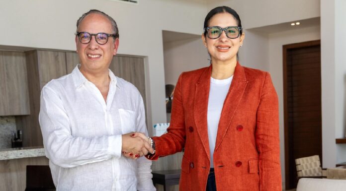 La presidenta municipal de Playa del Carmen, Estefanía Mercado, junto al embajador de Uruguay en México, Santiago Wins Arnábal, durante la reunión para coordinar la estancia de la Selección Uruguaya en el Mundial 2026.