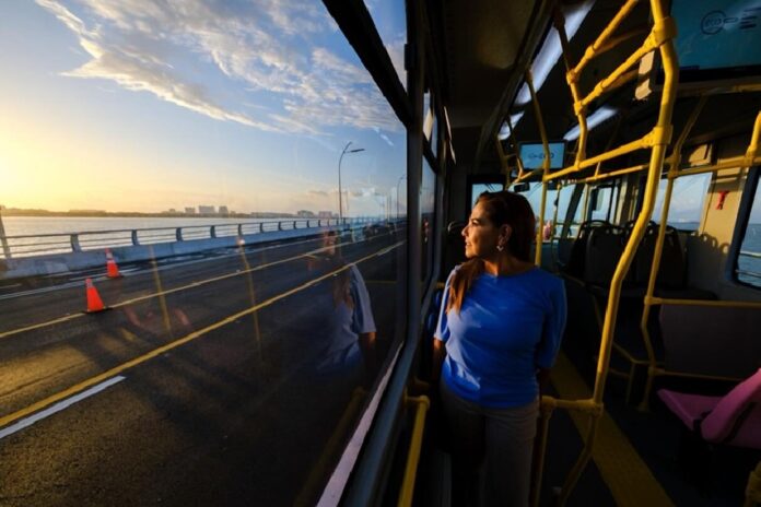 Gobernadora Mara Lezama supervisando los avances de la Ruta 27 del sistema MOBI en el Puente Nichupté, Cancún.