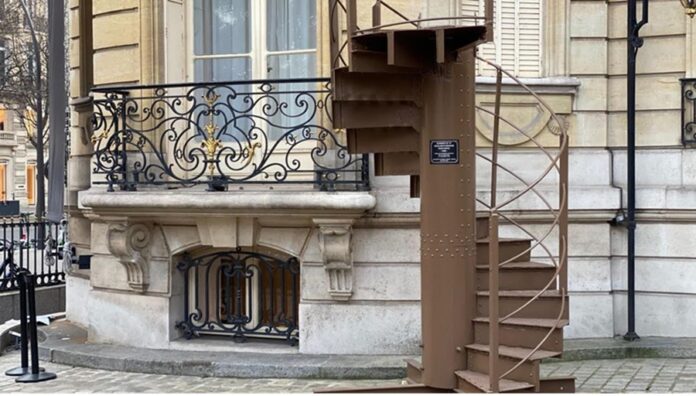 Tramo original de la escalera de caracol de la Torre Eiffel subastado en París por 450.160 euros.