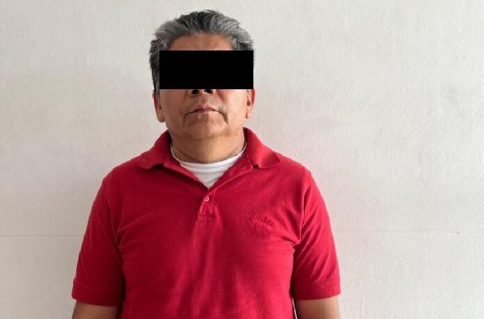 Maestro detenido en Oaxaca acusado de abusar sexualmente de cinco estudiantes de secundaria.