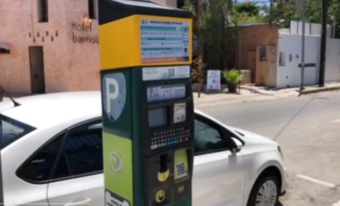 Parquímetro fuera de servicio en Playa del Carmen mientras conductores denuncian multas y colocación de arañas.