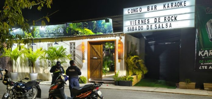 Policías acuden al bar Congo, tras ataque armado en la zona 115 de Playa del Carmen.