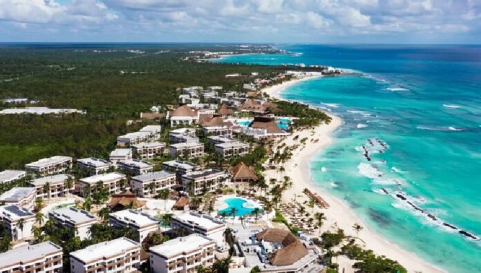 Render del Complejo Ecoturístico Riviera Maya aprobado por SEMARNAT en Playa del Carmen, Quintana Roo, con 429 habitaciones y club de playa.