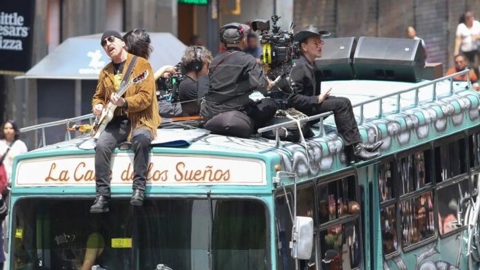 La banda irlandesa U2 sobre un autobús intervenido con grafiti mientras graba “Street of Dreams” en las calles del Centro Histórico de la Ciudad de México