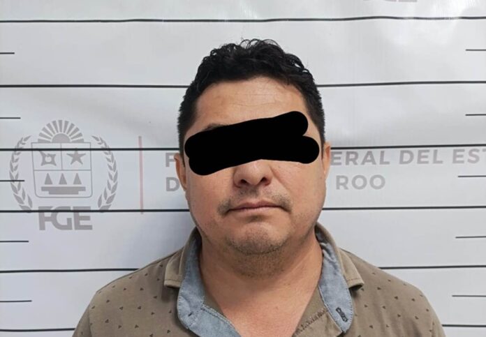 Lorenzo Bernabé Miranda, exdirector de Desarrollo Territorial Urbano Sustentable de Tulum, durante su traslado y puesta a disposición de las autoridades tras ser detenido por una orden de aprehensión relacionada con un presunto caso de violación sexual.