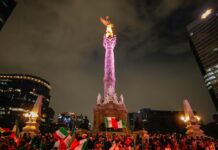México pega primero en el Mundial y arma la fiesta en el Ángel Miles de aficionados mexicanos celebran con banderas, cánticos y bebidas alrededor del Ángel de la Independencia tras el triunfo de México en el partido inaugural del Mundial 2026.