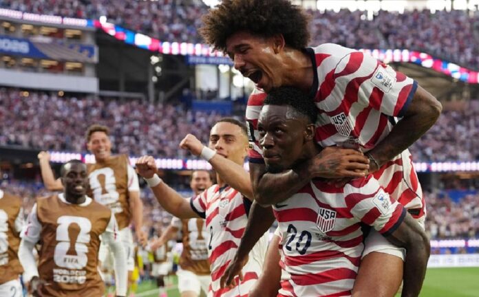 Jugadores de Estados Unidos celebran uno de los goles anotados frente a Paraguay durante su debut en el Mundial 2026 en el estadio de Los Ángeles.