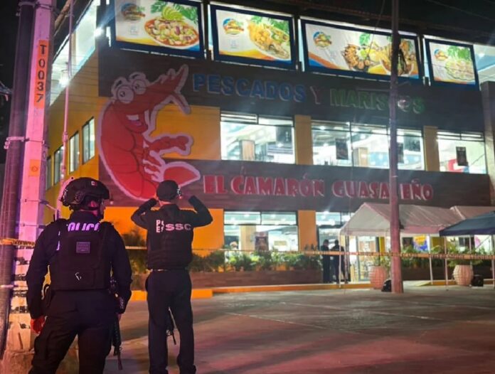 Patrullas y unidades de emergencia resguardan el restaurante El Camarón Guasaveño tras el ataque armado ocurrido en Playa del Carmen.