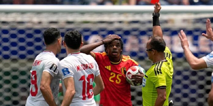 Árbitro muestra tarjeta roja a un jugador de Bélgica durante el empate sin goles frente a Irán en el Mundial 2026.