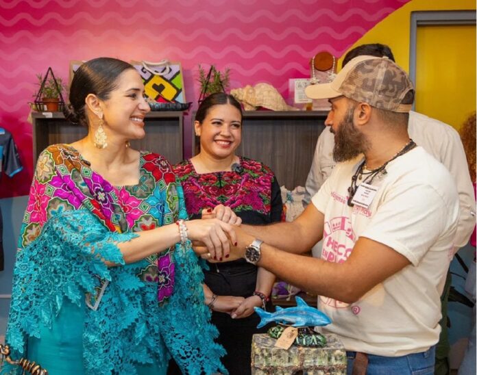 Estefanía Mercado inaugura la tienda “Hecho en Playa” junto a artesanos y emprendedores en la estación del Tren Maya de Playa del Carmen.