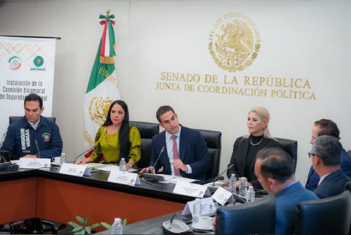 El senador Eugenio Gino Segura encabeza la instalación de la Comisión Bicamaral de Seguridad Nacional en el Senado de la República junto a legisladores y autoridades federales.