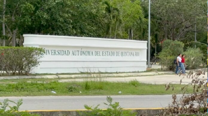 Entrada del campus Playa del Carmen de la Universidad Autónoma del Estado de Quintana Roo.
