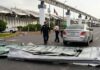 Colapsa estructura peatonal en AICM y golpea vehículo de una conductora Restos de una estructura metálica desprendida bloquean parcialmente la vialidad frente a la Terminal 1 del AICM, mientras policías atienden a una conductora afectada junto a su vehículo.
