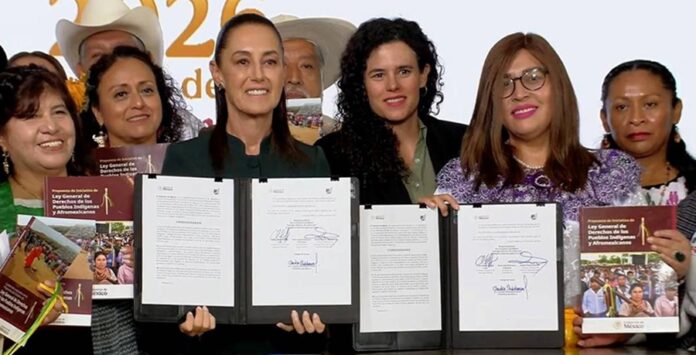 Claudia Sheinbaum presenta la iniciativa de Ley General de Derechos de los Pueblos Indígenas y Afromexicanos durante la conferencia matutina.