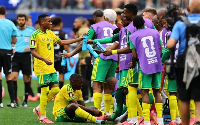 Futbolistas reciben asistencia durante un partido del Mundial 2026 disputado bajo condiciones de calor extremo en Estados Unidos.