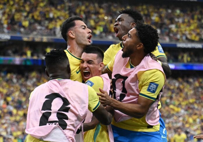 Jugadores de Brasil celebran el gol de Gabriel Martinelli que selló la remontada ante Japón en el Mundial 2026.