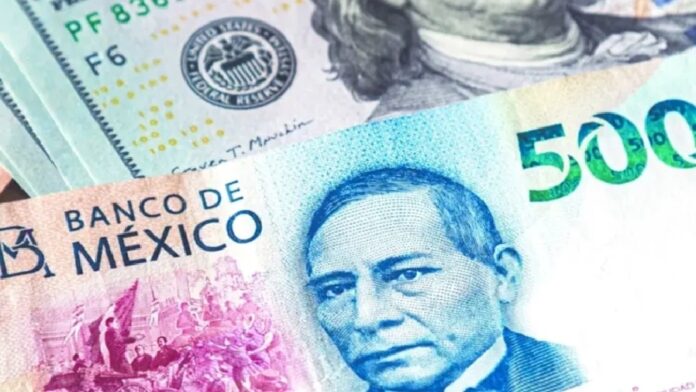 Billetes de pesos mexicanos y dólares estadounidenses que ilustran el comportamiento del tipo de cambio.