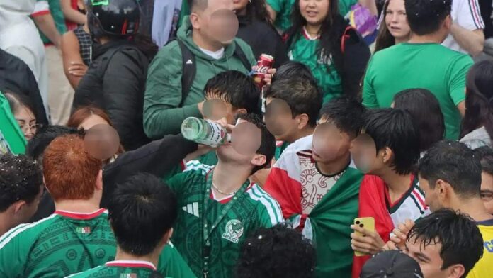 Aficionados de la Selección Mexicana celebran en calles de la Ciudad de México durante un partido del Mundial 2026.