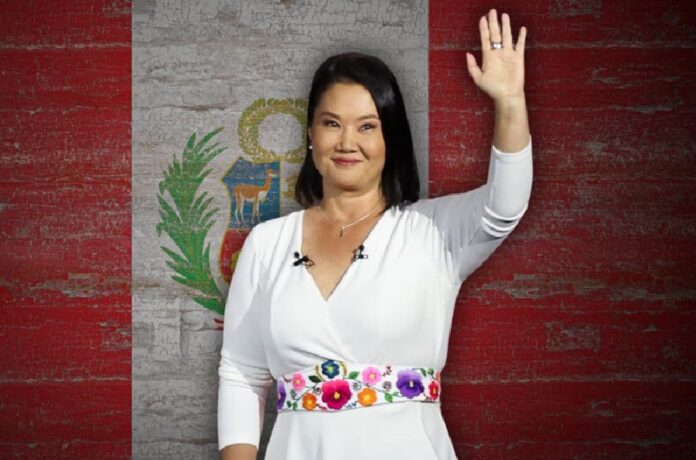 Keiko Fujimori saluda durante un acto tras concluir el conteo de la segunda vuelta presidencial en Perú.